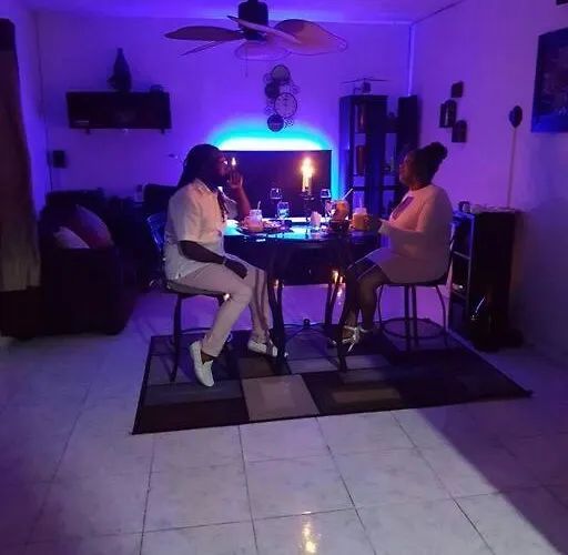 The Biltons - 6 Min From Airport- A/c In Apartment