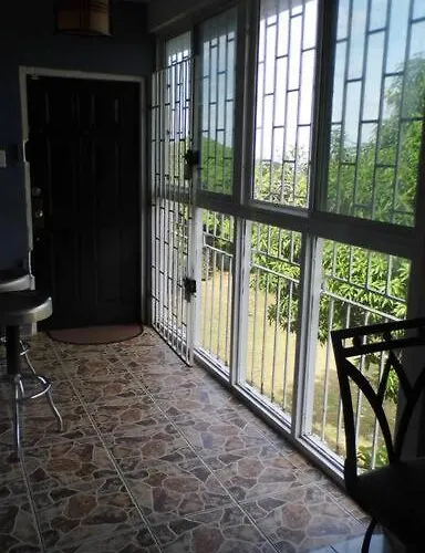 The Biltons - 6 Min From Airport- A/c In
