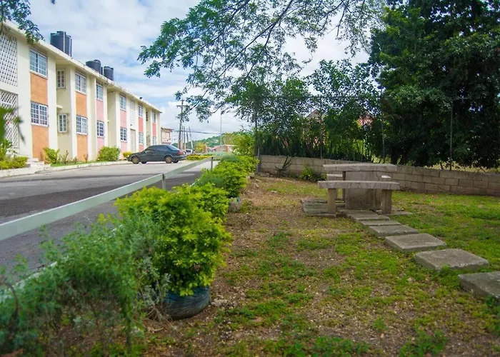 Apartment The Biltons - 6 Min From Airport- A/c In