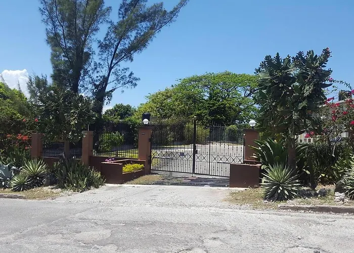 The Biltons - 6 Min From Airport- A/c In Apartment Montego Bay